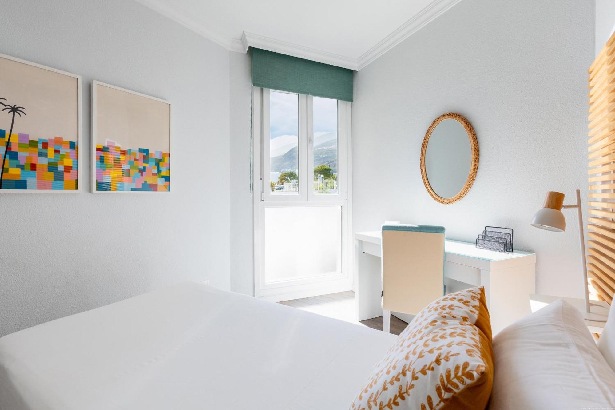Apartment Beachfront With Communal Swimming Pool And Parking