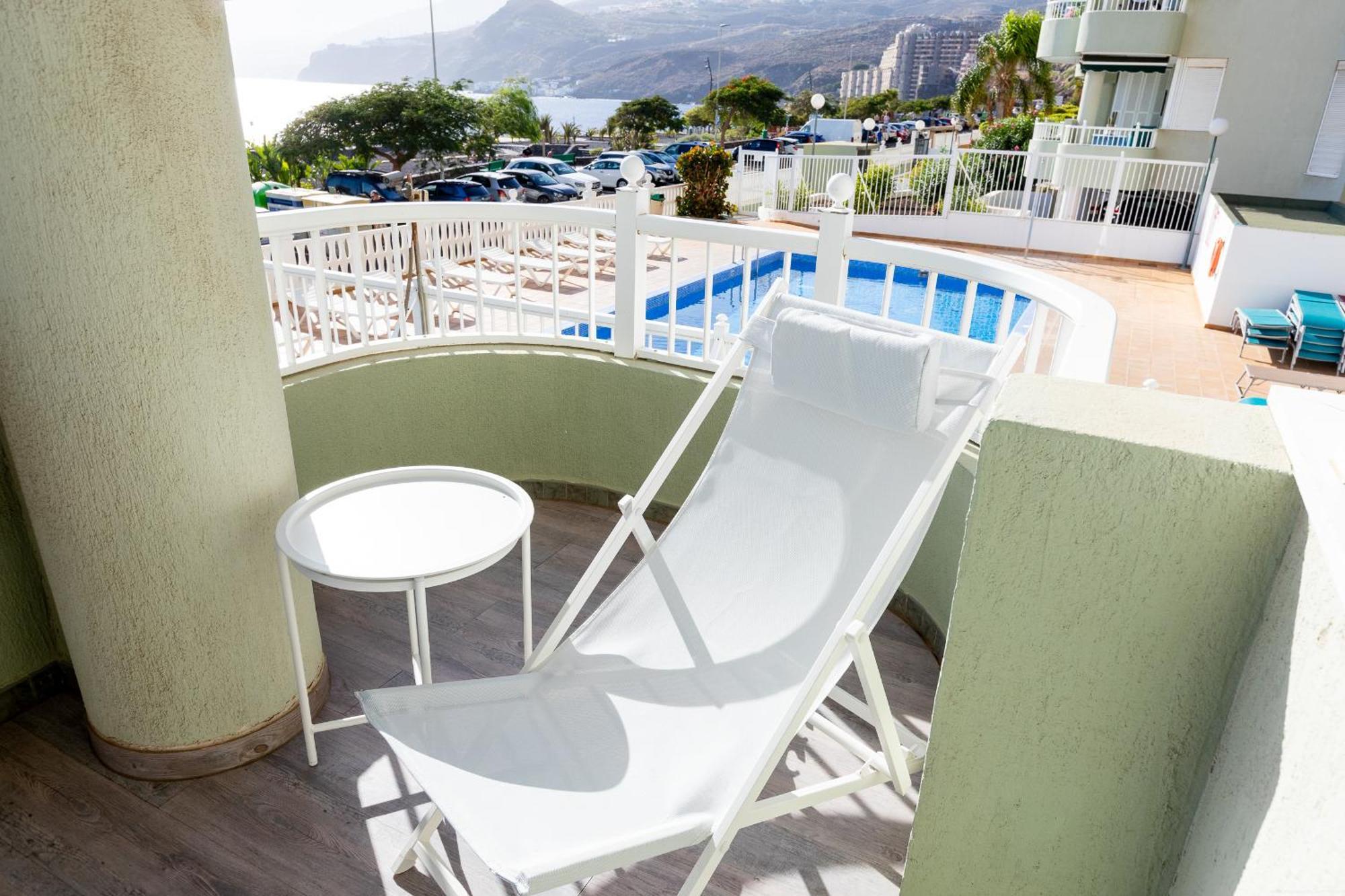 Apartment Beachfront With Communal Swimming Pool And Parking *