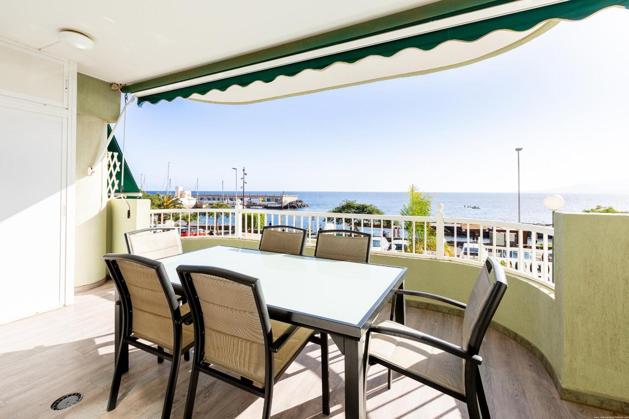 Apartment Beachfront With Communal Swimming Pool And Parking *